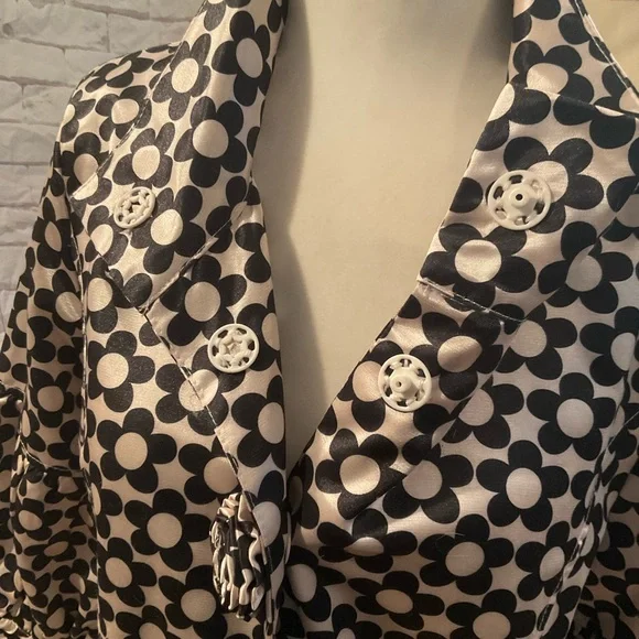 “COCO & TASHI” Black and White Floral Coat Dress . - Picture 8 of 15